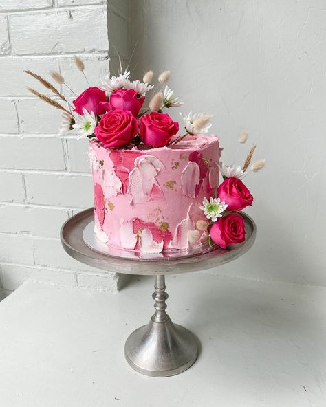 Fresh Flower Cake Decoration, Floral Pink Cake, Pink Cake With Flowers, Red Flower Cake, Pink And Red Cake, Thirty Fine, Pink Buttercream Cake, Pink Floral Cake, Cake With Pink Flowers