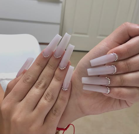 Long Acrylic Simple Nails, Plain White Acrylic Nails With Rhinestones, White Acrylic Nails With Rhinestones Simple, Plain Nails With Diamonds, Long Plain Acrylic Nails Square, Plain White Nails With Gems, Plain White Nails With Rhinestones, Swarovski Nails Designs Simple, Simple Xxl Acrylic Nails