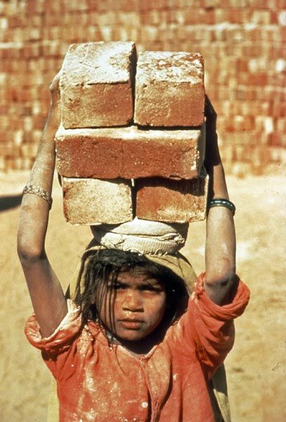 Steve Mccurry, Kids Around The World, Poor Children, Construction Worker, Working People, We Are The World, Foto Art, Poor People, People Of The World