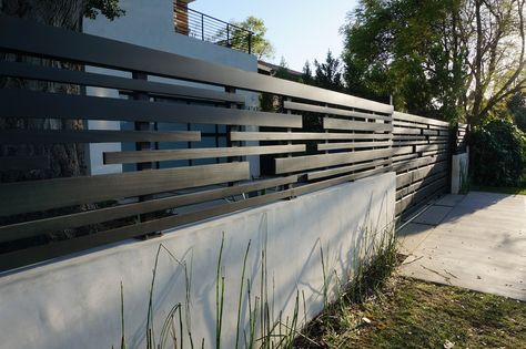 Driveway Fence, Fence Backyard, Tor Design, Fence Wall Design, Fence Gate Design, House Fence Design, Modern Fence Design, Balcony Railing Design, Backyard Fence