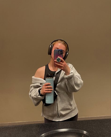 #airpods #airpodsmax #gym #gymoutfit gym outfit, airpods max Airpods Max Outfit, Gym Earphones, Airpods Max, Gym Fit, 2024 Vision, Gym Outfit, Aesthetic Clothes, What To Wear, Vision Board