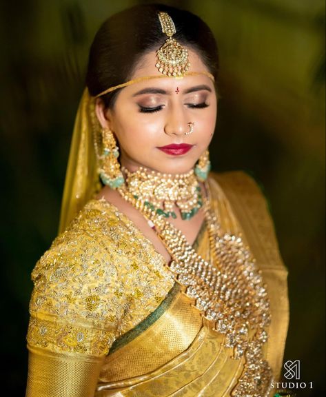 Maang Tikka South Indian, Papati Billa, Telugu Bride, Bride Hairstyle, Bridal Sarees South Indian, Beautiful Bridal Jewelry, Bridal Styling, Kerala Saree, Telugu Wedding