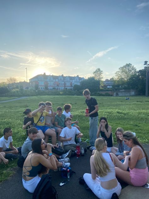 Friend Group Adventures, Big Friendship Group, Summer Friend Group Activities, Teenage Friend Group, Mixed Friend Group Aesthetic, Friends In Nature, Big Friend Group, Big Group Of Friends, Teenage Friends