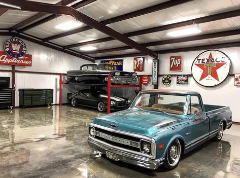 Vintage Mechanic Shop, Vintage Showroom, Work Shop Building, Man Garage, Garage Design Interior, Cars Ideas, Mechanic Shop, Lowered Trucks, C10 Chevy Truck