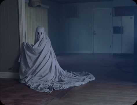 https://film-grab.com/2019/03/06/a-ghost-story/#bwg1831/114265 David Lowery, Arte Pulp, A Ghost Story, Paranormal Photos, Real Haunted Houses, Scary Ghost Pictures, Sheet Ghost, Ghost Photography, Thanksgiving Wallpaper