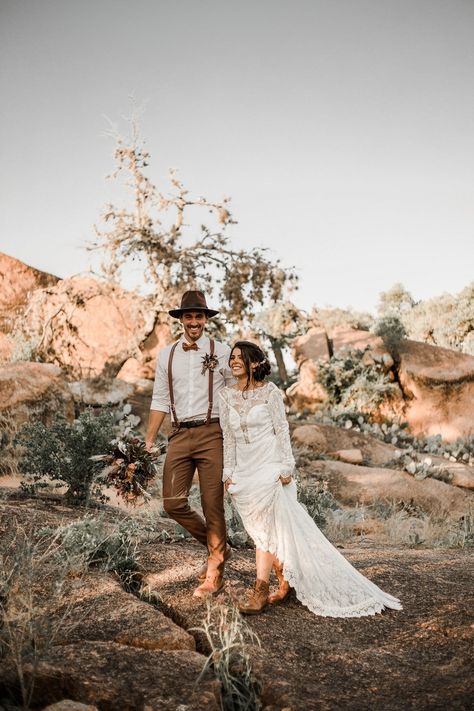 Wedding Dress Vintage Lace, Vintage Lace Wedding Dress, Fall Deserts, Wedding Dress Open Back, Wedding Dress Vintage, Chic Vintage Brides, Vintage Lace Weddings, Long Sleeve Wedding Gowns, Vintage Brides