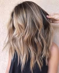 ▷ 1001+ hair color ideas you definitely need to try in 2020 Medium Length Wavy Hair, Kadeřnické Trendy, Blond Balayage, Hair Blond, Vlasové Trendy, Dark Blonde Hair, Blonde Hair With Highlights, Hair Color Highlights, Brown Blonde Hair