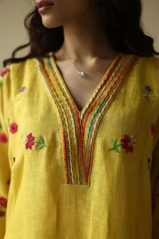 Shop for Roza Pret Yellow Gauze Linen Motif Embroidered Kaftan-cut Tunic for Women Online at Aza Fashions Embroidery Dress Pattern, Neck Patterns, Embroidered Kaftan, Emb Designs, Anarkali Dress Pattern, Tunics Online, Punjabi Outfits, Embroidery On Kurtis, Kurti Embroidery Design