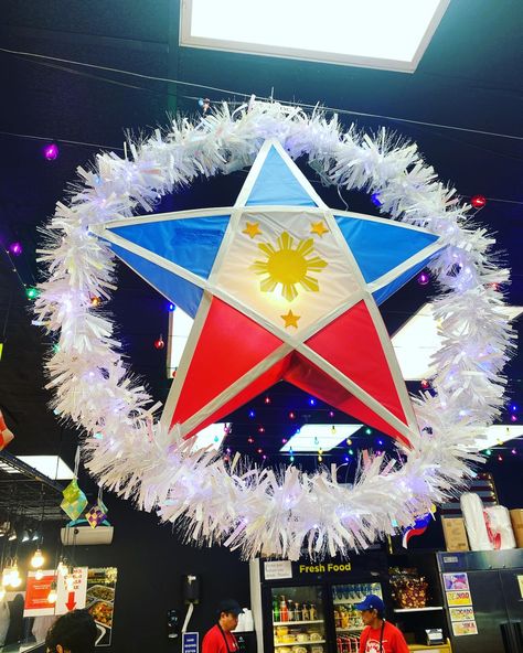 Check out the beautiful Filipino Parols!! What is a Parol you ask? parol A parol is a traditional Filipino, star-shaped Christmas lantern that represents the star the three wise men followed. The holiday decoration is ubiquitous at Christmas time in the Philippines and is found for sale in markets and shops. They are usually all hand made and are quite beautiful!! Pinoy Christmas Decor, Parol Recycled Materials Unique, Filipino Parol Diy, Parol Ideas Recycled, Diy Christmas Parol Recycled, Parol Filipino Recycled, Diy Parol Recycled, Christmas In Philippines, Filipino Christmas Decorations