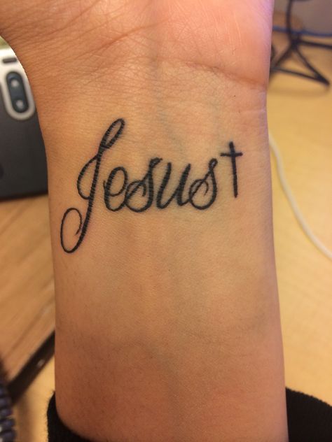 Love this small wrist Jesus tattoo. Jesus Tattoo On Arm, Loves Tattoo, Tato Nama, Name Tattoo On Hand, Jesus Tattoo Design, Cross Tattoo On Wrist, Small Cross Tattoos, Jesus Tattoo, Religious Tattoos