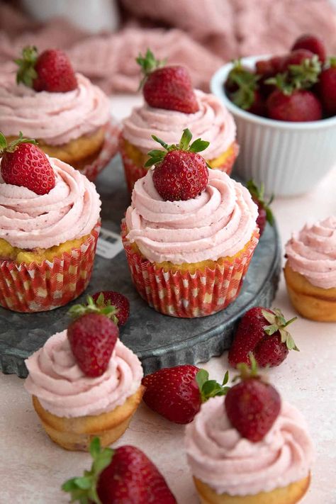 Keto Strawberry Cupcakes Recipe Keto Strawberry Pie, Carolyn Ketchum, Strawberry Keto, Almond Flour Shortbread, Gf Deserts, Keto Birthday, Strawberry Cream Pie, Strawberry Cheesecake Cupcakes, Strawberry Cupcake Recipes