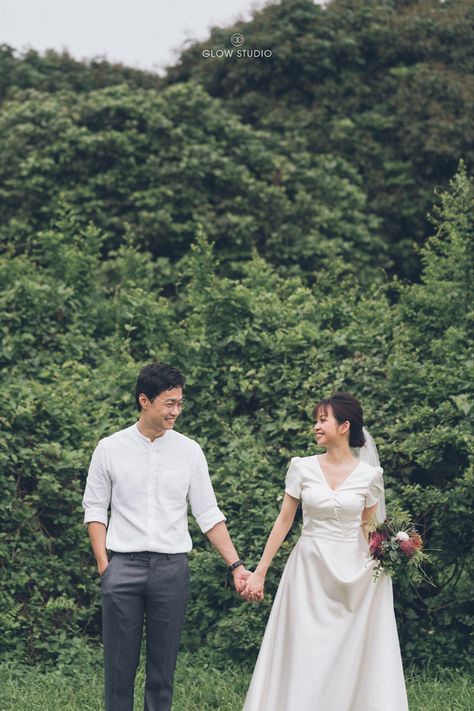 Casual Wedding Couple, Outdoor Prewedding Ideas, Outdoor Couple Poses, Prewed Simple, Prewedding Simple, Korean Engagement Photos, Pre Nup Photoshoot, Prewed Outdoor, Prenup Photos Ideas