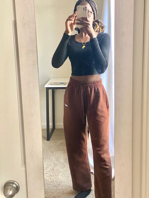 Outfit Ideas Brown Sweatpants, Brown Sweatpants Fit, Outfits With Brown Joggers, Cropped Sweat Shirt Outfit, Dark Brown Sweatpants Outfits, What To Wear With Brown Sweatpants, How To Style Brown Sweatpants, Outfits With Brown Sweatpants, Brown Sweat Pants Outfit