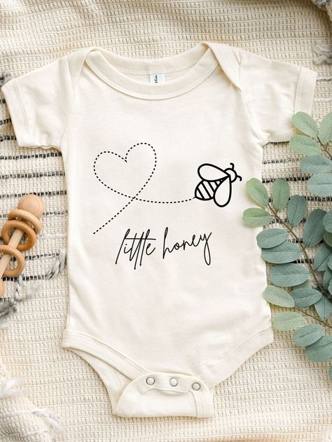 Baby Onesies Ideas Girl, Baby Cricut Shirts, Cute Diy Onsies Ideas, Diy Newborn Onsies, Cute Cricut Onesies, Gender Neutral Onsies Cricut, Onesie Vinyl Ideas, Newborn Onesie Cricut Ideas, Diy Baby Girl Onesie Ideas