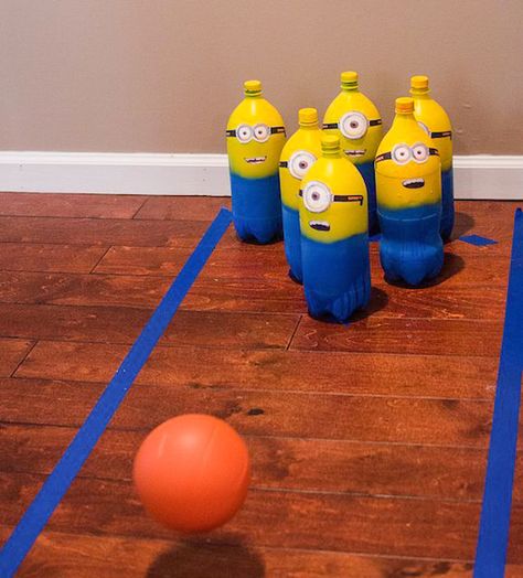 Minion bowling game...great for the school Country Fair! Minion Party Theme, Permainan Kerjasama Tim, Minions Kids, Despicable Me Party, Minion Theme, Minion Birthday Party, Birthday Decorations Kids, Minions Despicable Me, Minion Birthday