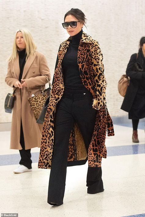 Celebrity Winter Coat, Macan Tutul, Simple Winter Outfits, Fall Fashion Coats, Victoria Beckham Style, Leopard Coat, Leopard Print Coat, Outfit Trends, Print Coat