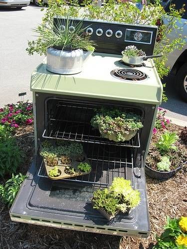 recycling kitchen appliances for interior decorating and yard decorations Recycle Garden, Garden World, Old Stove, Vintage Stoves, Kids Play Kitchen, Succulent Planters, Reuse And Recycle, Garden Junk, Garden Whimsy