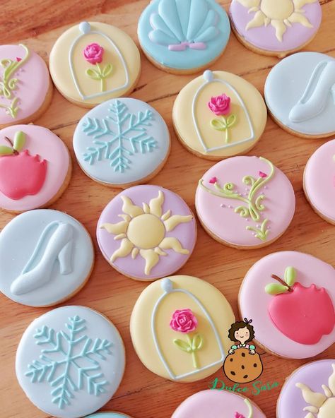 Cookies Icing Designs, Vintage Disney Cookies, Disney Decorated Cookies, Disney Princess Cookies Decorated, Princess Cookies Decorated, Disney Princess Sugar Cookies, Disney Sugar Cookies, Princess Sugar Cookies, Galletas Royal Icing