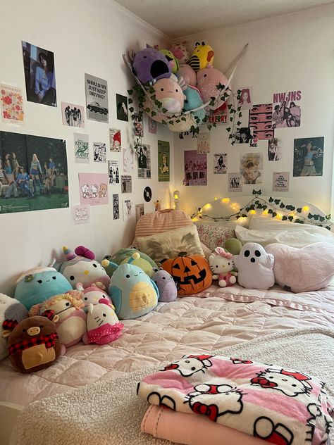 Cute Shelves In Bedroom, Room Ideas Bed In Corner, Room Ideas With Plushies, Big Squishmallow Storage, Cute Bedroom Ideas For Big Rooms, Bedroom Ideas With Plushies, Room Full Of Squishmallows, Room Ideas Plushies, Squishmallow Dorm Room