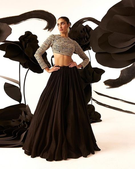 Floral Embroidery Blouse, Bhumika Sharma, Black Embroidered Blouse, Blouse Lehenga, Wedding Outfits For Women, Organza Skirt, Traditional Indian Outfits, Unique Blouse Designs, Unique Blouse