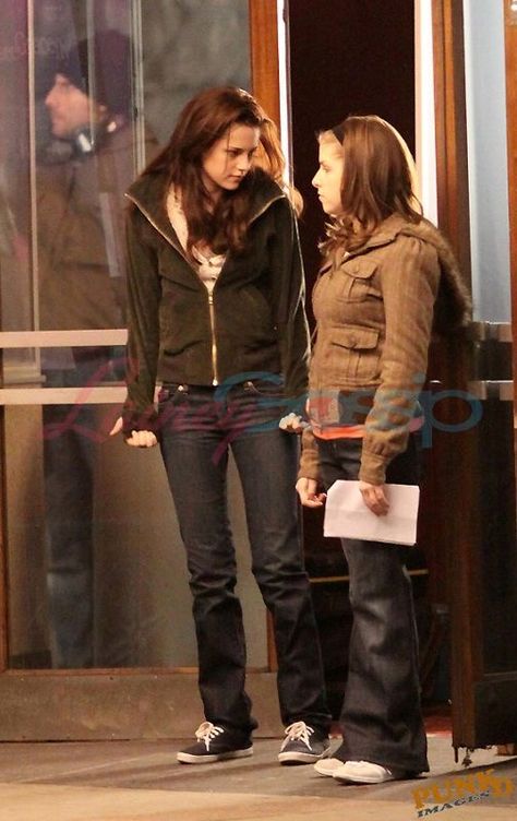 2000s Winter Outfits, 2000s Autumn, New Moon Movie, Bella Swan Aesthetic, Fall Core, Twilight Outfits, 00s Mode, Twilight Photos, Twilight New Moon