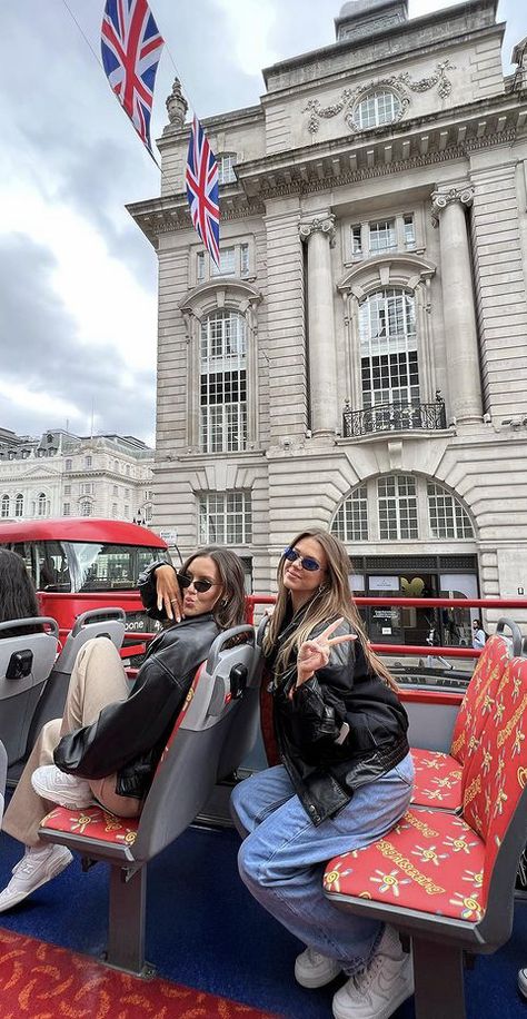 London Photo Ops, London Pictures Aesthetic, London With Friends Aesthetic, London Aesthetic Friends, London Inspo Photos, London Friends Aesthetic, London Aesthetic Pictures, London Travel Aesthetic, London Quotes Instagram