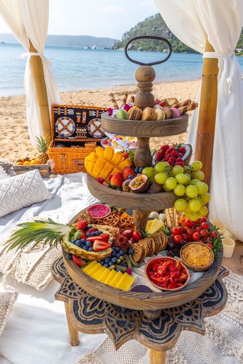 lazy weekends call for a grazing by the beach!..follow us at @picnicandproposals 😍🥰🤩 Beach House Sleepover, Cute Beach Picnic Ideas, Wedding Food Beach, Beach Picnic Decor, Fancy Beach Picnic, Beach Birthday Food, Cute Beach Birthday Ideas, Beach Wedding Food Ideas, Picnic Beach Ideas