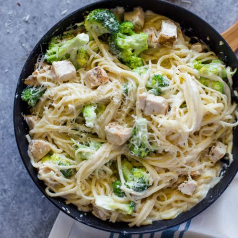 Skinny Chicken & Broccoli Alfredo | Gimme Delicious Gimme Delicious, Low Calorie Chicken, Chicken Broccoli Alfredo, Pasta Alfredo, Broccoli Alfredo, Alfredo Sauce Recipe, Chicken And Broccoli, Broccoli Pasta, Alfredo Recipe