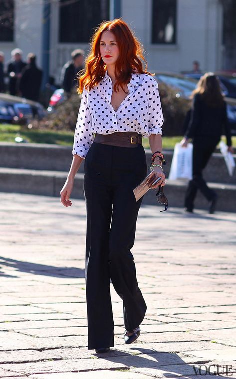 Beauty Staple: Taylor Tomasi Hill's Crimson-Red Hair Casual Chique Stijl, Taylor Tomasi, Taylor Tomasi Hill, Professional Work Outfit, Mode Tips, Pear Body Shape, Walking Down The Street, Dot Shirt, Summer Work Outfits