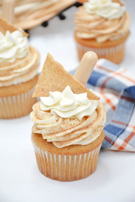 Horchata Cupcakes with Cinnamon Frosting Horchata Cupcakes Recipe, Horchata Buttercream Frosting, Horchata Cookies Recipe, Mangonada Cupcake, September Cupcakes Ideas, Mexican Flavored Cupcakes, Bbq Cupcakes Ideas, Coquito Cupcakes Recipe, Horchata Frosting