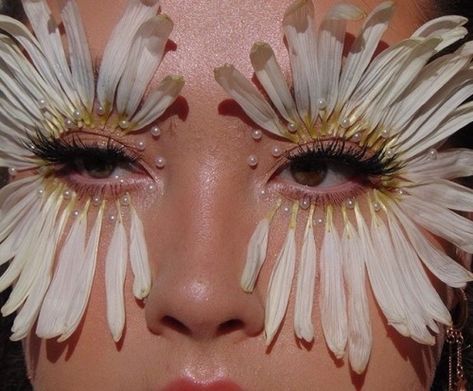 Flower With Eye, Iconic Makeup, Flower Makeup, Smink Inspiration, Foto Tips, Editorial Makeup, Her Eyes, Creative Makeup, Artistry Makeup