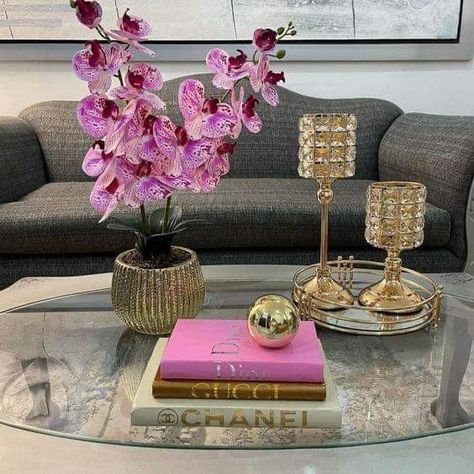 Modern Coffee Table Decor, Townhome Decorating, Comfy Living Room Decor, Coffee Table Decor Living Room, Center Table Decor, Pink Living Room Decor, Salas Living Room, Tapete Gold, Sitting Room Design