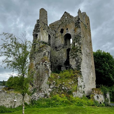 Modern Ruins Architecture, Crumbling Castle Aesthetic, Fantasy Castle Ruins, Ruined Kingdom, Ruins Aesthetic, Ruin Castle, Fantasy Ruins, Building Ruins, Abbey Ruins