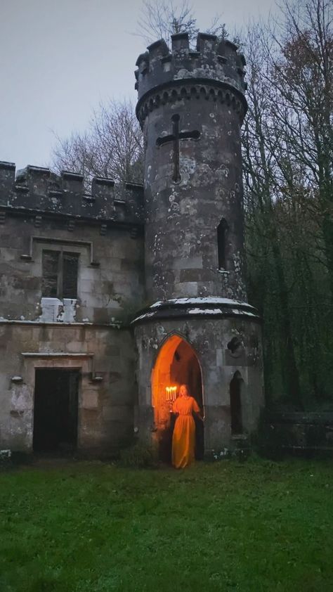 Diy Castle, Spooky Castle, Ireland Dress, Ireland Aesthetic, Halloween Castle, Spooky Castles, Build Inspiration, Haunted Castle, Abandoned Castles