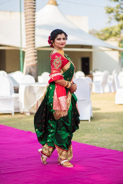 Navri Saree Poses, Poses For Nauvari Saree, Navari Sadi Poses, Nauvari Saree Peshwai, Peshwai Nauvari Saree Look, Marathi Bride Poses, Green Nauvari Saree, Navvari Sadi Look, Navari Saree Marathi Bride