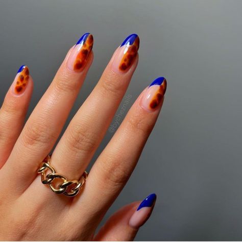 tortoiseshell and royal blue nails, half royal blue half tortoiseshell nails, royal blue nail art, summer nail art Royal Blue Nails Ideas, Blue And Orange Nails Designs, Half Nails, Best Winter Nails, Tortoiseshell Nails, Royal Blue Nails Designs, Blue Nails Ideas, Modern Manicure, Royal Blue And Orange