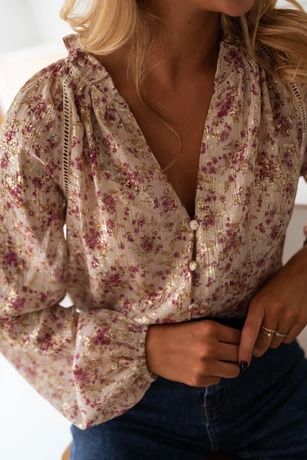 Beige Lane Blouse – Easy Clothes North America Vintage Romantic Aesthetic Outfits, Pretty Blouses For Women Classy, Soft Chic Outfit, Winter Blouses For Women, Natural Ingenue Style, Romantic Outfits For Women, Blouses With Jeans, Fall Blouses For Women, Fall Feminine Outfits