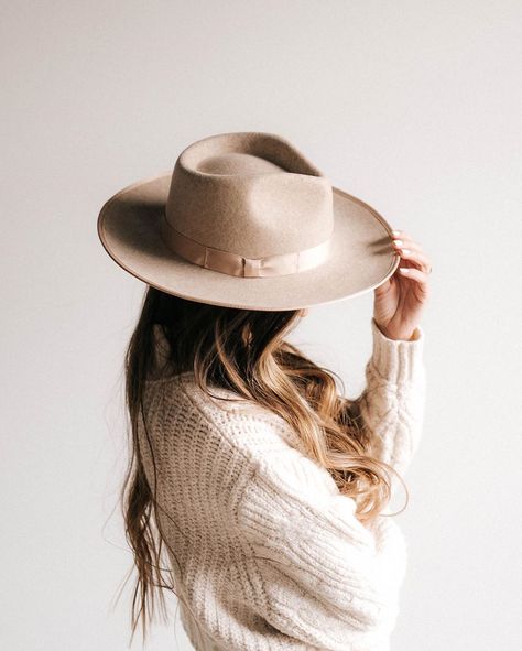 Hat Model Photography, Hat Poses, Strand Foto's, Hat Photography, Gigi Pip, Winter Arc, Hat Tip, Branding Shoot, Hat Stores