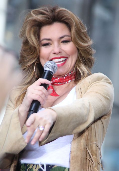 Shania Twain Hair Hairstyles, Twain Shania, Concert Outfit Ideas Plus Size, Shania Twain Concert, Shania Twain Hair, Shaina Twain, Outfit Ideas Plus Size, Concert Pictures, Concert Attire