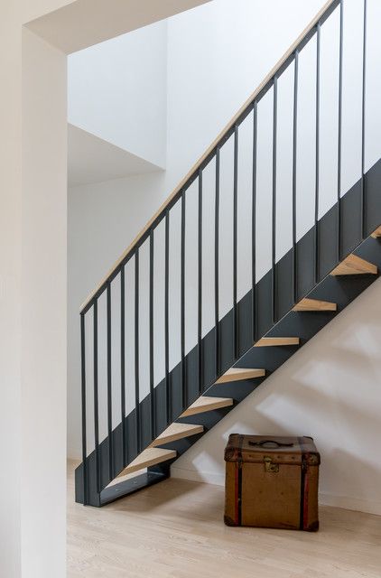 Scandinavian Staircase, House Scandinavian, Steel Staircase, Stairs Decor, Media Room Design, Stairs Design Interior, Diy Staircase, Hand Rail, Wood Staircase