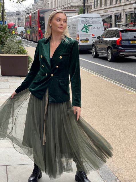 Tulle Pants Outfit, Green Velvet Skirt Outfits, Blazer Going Out Outfit, Gonna Tulle, Velvet Skirt Outfit, Out Outfit, Tulle Skirt Outfit, Tulle Pants, Green Tulle Skirt