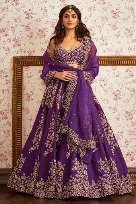 Purple Gold Lehenga, Purple Lehanga Look, Purple Lehenga Look, Violet Bridal Lehenga, Indian Wedding Outfits Purple, Purple Engagement Lehenga, Purple Lehenga Bridal Receptions, Purple Wedding Lehenga Bridal, Purple Lehanga Designs Latest