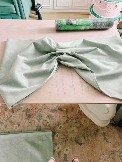 How to make a giant bow out of fabric. For a tree topper, for a wreath, or extra large gift bows or big presents. I'm using my huge for outside a house. Tutorial for making this with chicken wire Bow For Front Door, Big Ribbon Bows Diy Tutorials, Diy Bow Hanger, Make Large Bow, Big Bow Backdrop, Diy Large Bows Tutorials, Huge Bow Diy, How To Make Giant Bow, Bow Backdrop Ideas