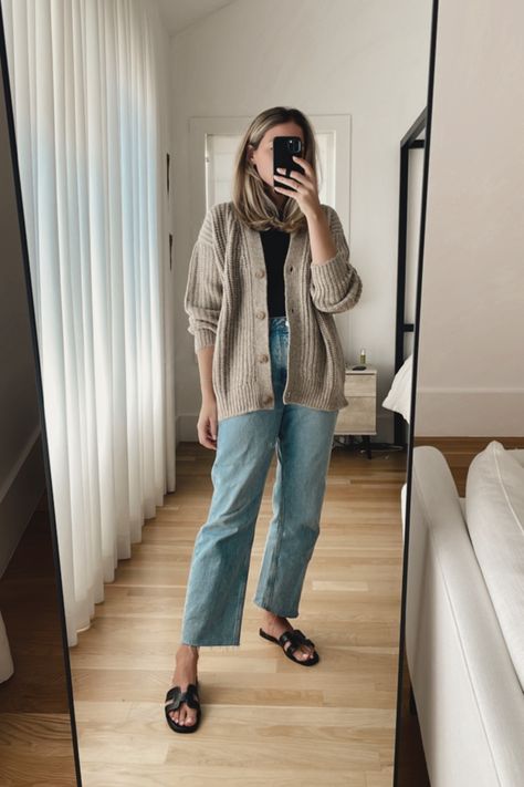 Practical Style Outfits, Laid Back Casual Outfits, Adorable Outfits For Women, Mom Street Style Casual, Cool Fall Outfits Casual, Easy Mom Fall Outfits, Jeans And Oversized Button Up, Fall Casual Mom Outfits, Timeless Mom Outfits