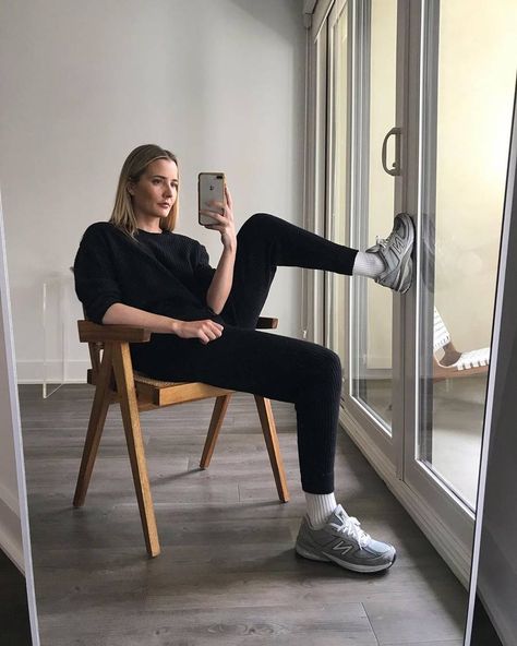 Gray Sneaker Outfits Women, New Balance 990 V5 Outfit, Grey Sneakers Outfit, Ensemble Adidas, Black Summer Outfits, Grey Trainers, Zapatillas New Balance, Grey New Balance, New Balance Outfit