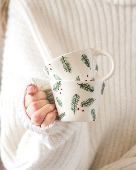 Diy Painted Mugs Christmas, Winter Mug Painting Ideas, Ceramic Painting Ideas Christmas, Christmas Painted Pottery, Mug Painting Ideas Christmas, Christmas Mug Painting Ideas, Christmas Mug Painting, Ceramic Painting Christmas, Christmas Ceramic Mug