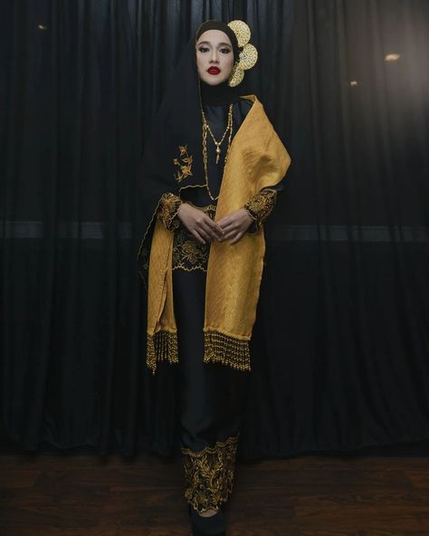 Melayu Klasik Outfit, Melayu Klasik Tema, Malaysian Traditional Clothing, Malaysia Traditional Clothes, Traditional Malay Clothes, Malaysian Outfit, Traditional Outfits Malaysia, Melayu Klasik, Vintage Asian Fashion