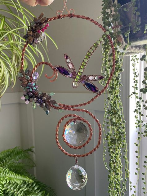 Dragonfly Sun Catcher, Crystal Prism Hanging Sun Catcher, Copper Wire Wrapped Sun Catcher - Etsy Prism Crystal, Making Dream Catchers, Copper Wire Crafts, Small Dream Catcher, Suncatcher Craft, Bohemian Garden, Plant Jewelry, Wire Trees, Crystal Chips