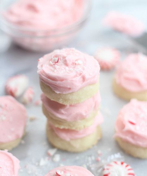 Peppermint Divinity, Peppermint Meltaways, Peppermint Buttercream, Meltaway Cookies, Peppermint Recipes, Christmas Cookie Recipe, Best Christmas Cookie Recipe, Lemon Mousse, Pink Desserts