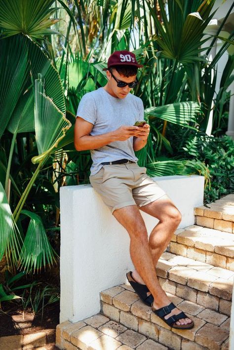 Hipster Fashion Guys, Hike Outfit, Stylish Men Summer, Fashion Guys, Miami Vibes, Mens Fashion Summer Outfits, Wayfarer Glasses, Birkenstock Outfit, Casual Party Outfit